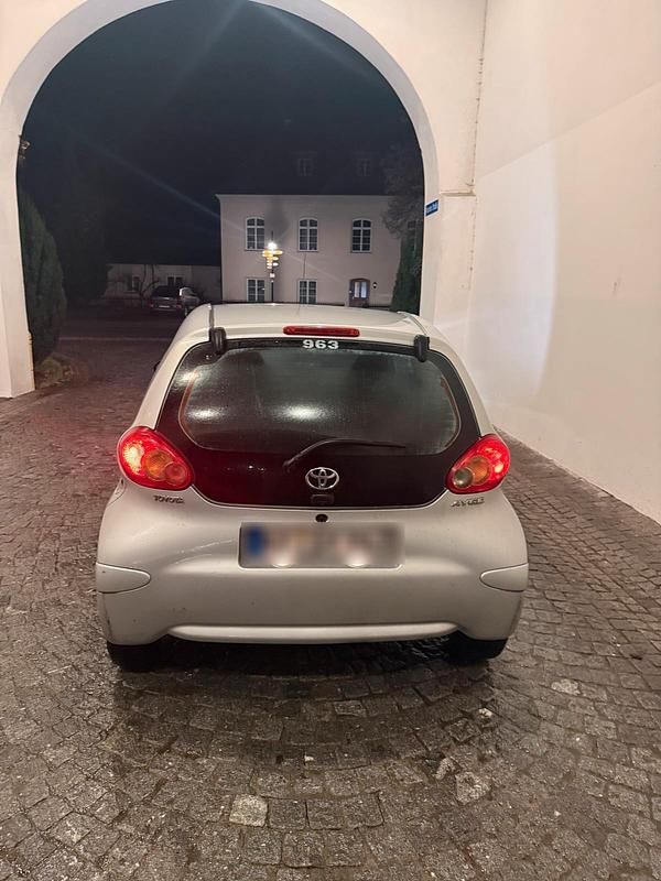 Gebraucht Toyota Aygo 68 PS (50 kW) 2009 Grau Kleinwagen