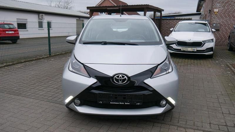 Gebraucht Toyota Aygo X-play 69 PS (50 kW) 2015 Silber Kleinwagen