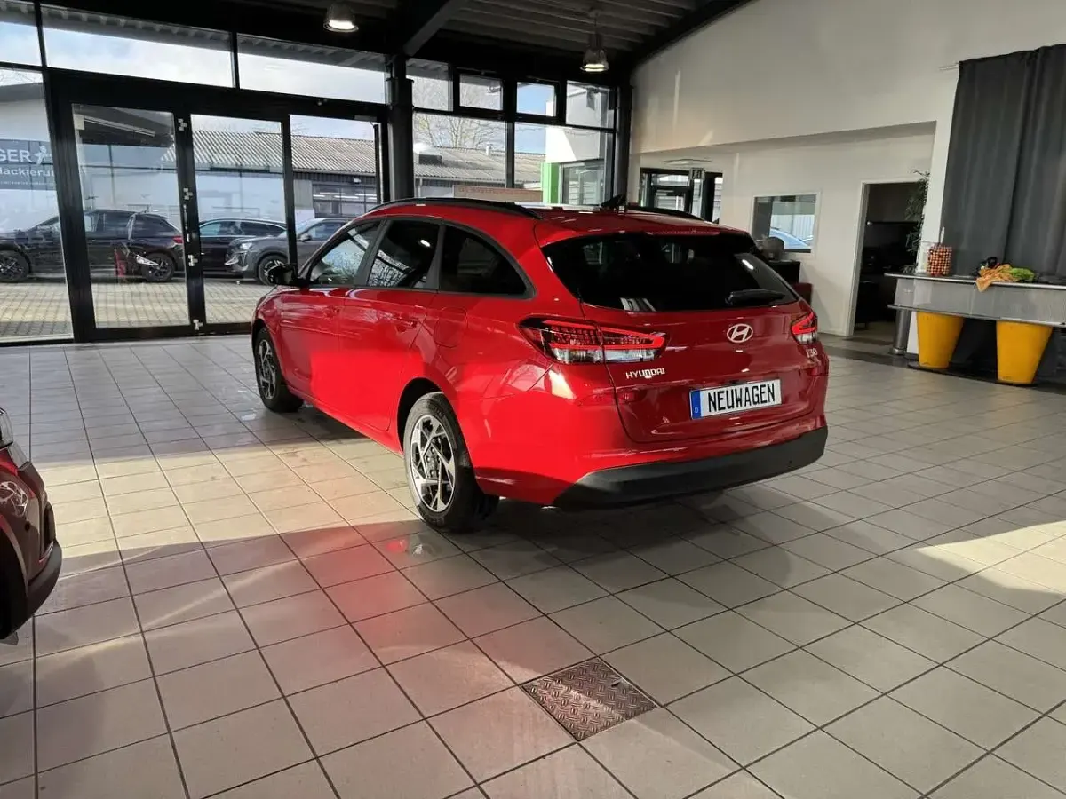 Neu Hyundai i30 140 PS (102 kW) 2025 Rot Kombi