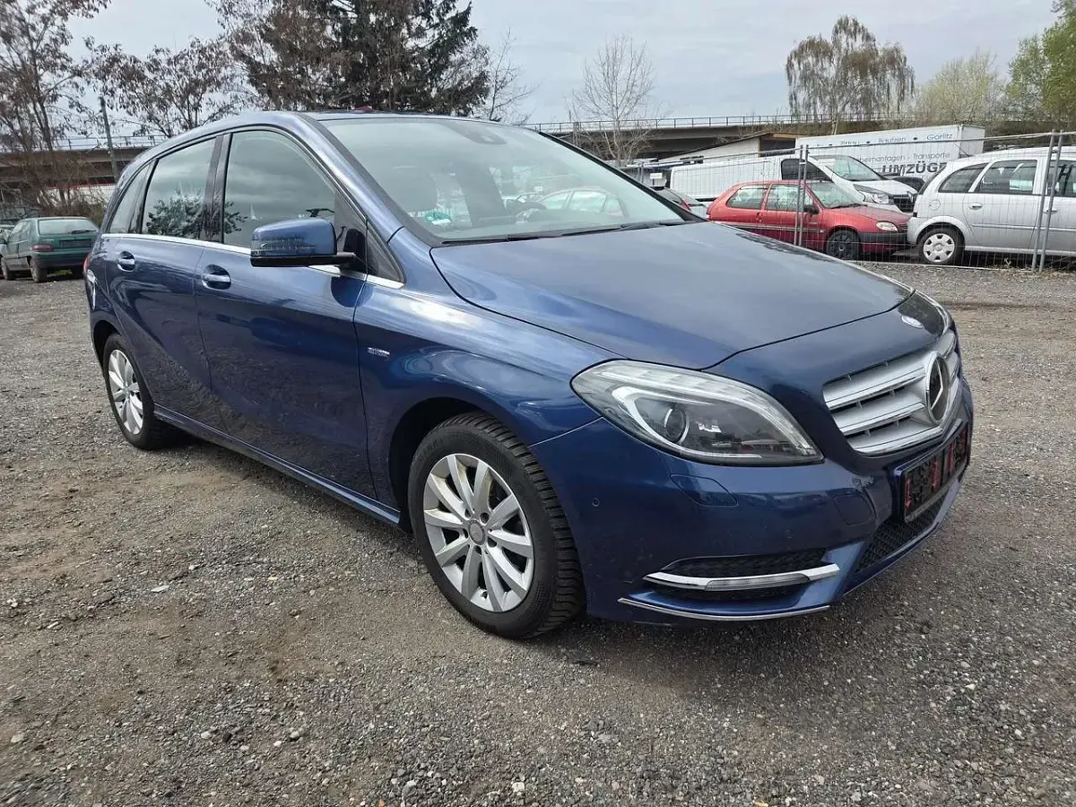 Używany Mercedes B180 122 KM (89 kW) 2012 Niebieski Minivan