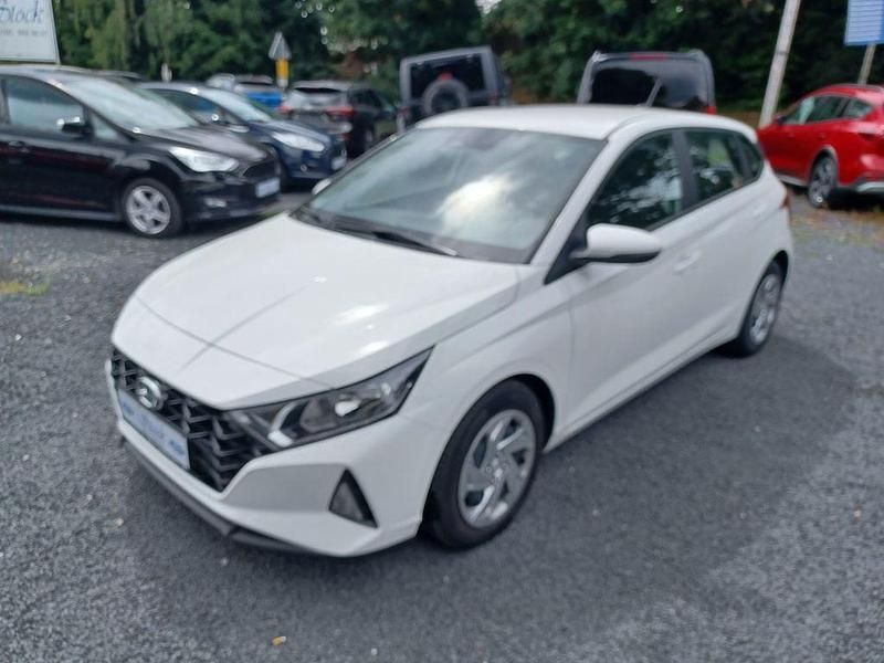 Weiß Gebraucht 2022 Hyundai i20 Select Limousine | 15.440 € (Fairer Preis) - Bild 1/4