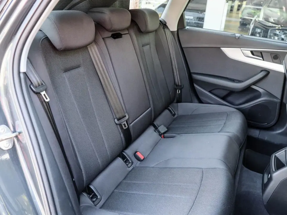 Gebraucht Audi A4 163 PS (119 kW) 2022 Manhattangrau metallic Kombi