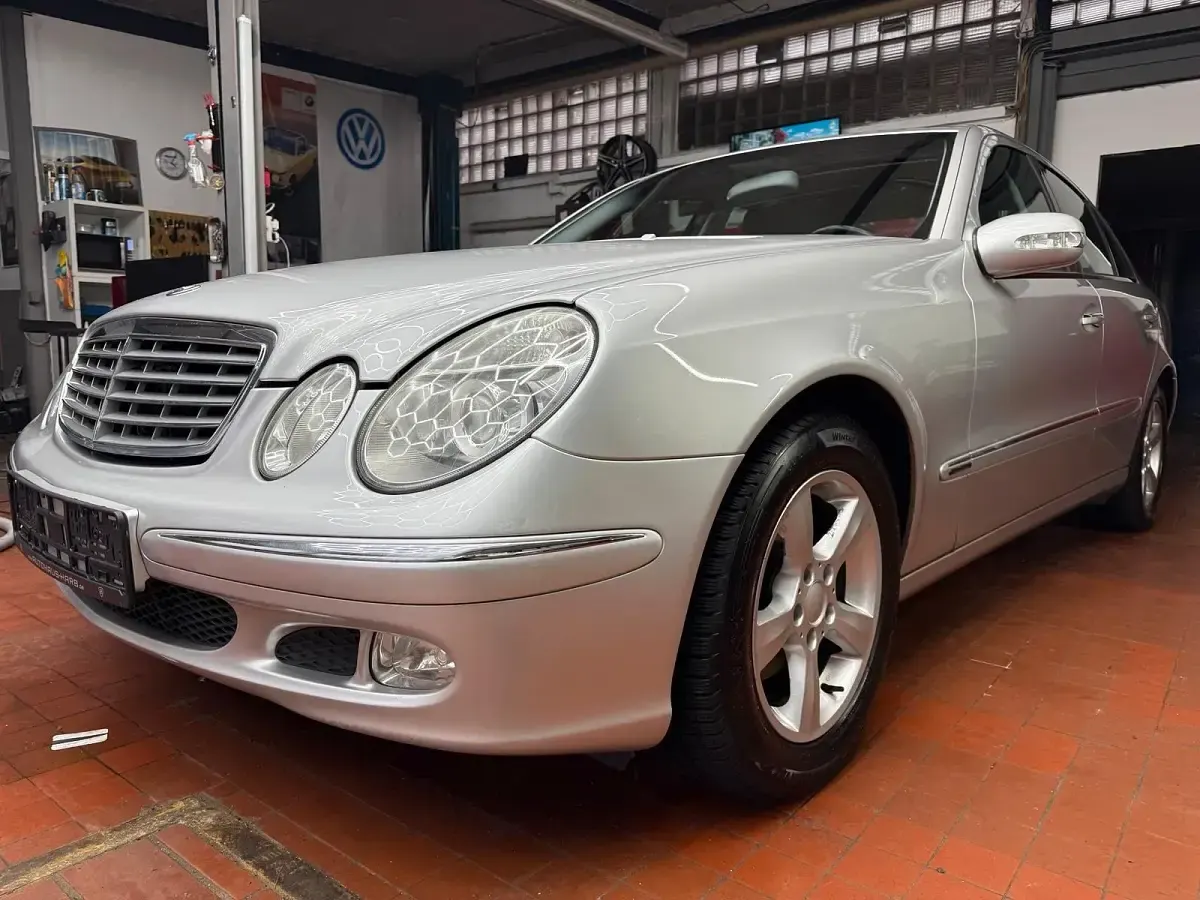 Gebraucht Mercedes E240 Elegance 176 PS (129 kW) 2003 Silber Limousine