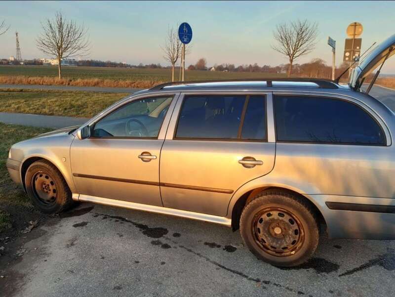 Blau Gebraucht 2005 Skoda Octavia Tour Kombi | 2.500 € (Etwas zu teuer) - Bild 1/4