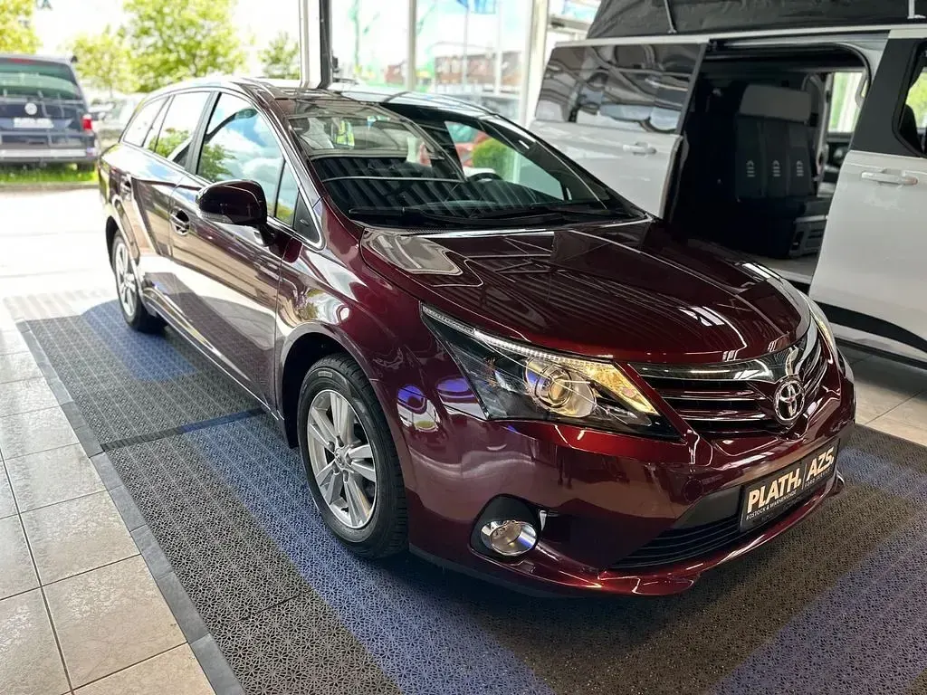 Gebraucht Toyota Avensis Life 147 PS (108 kW) 2013 Rot Kombi