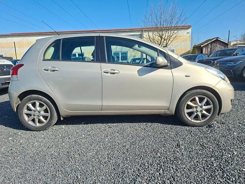 Gebraucht Toyota Yaris Cool 99 PS (72 kW) 2012 Silber Kleinwagen