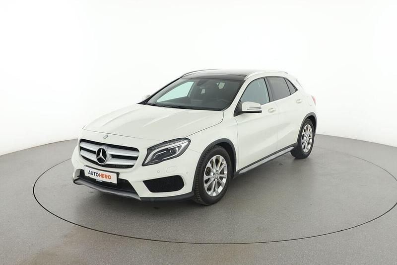 Weiß Gebraucht 2016 Mercedes GLA250 AMG line SUV | 20.050 € (Fairer Preis) - Bild 1/3
