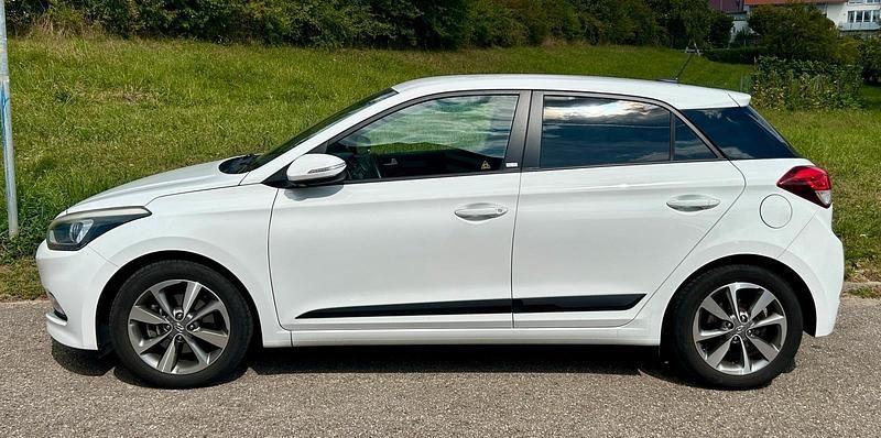 Weiß Gebraucht 2016 Hyundai i20 Kleinwagen | 9.900 € - Bild 1/4