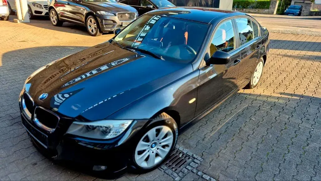 Gebraucht BMW 318 143 PS (105 kW) 2011 Saphirschwarz Limousine