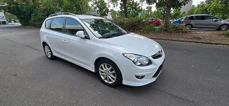 Weiß Gebraucht 2011 Hyundai i30 Kombi | 4.600 € (Fairer Preis) - Bild 1/4