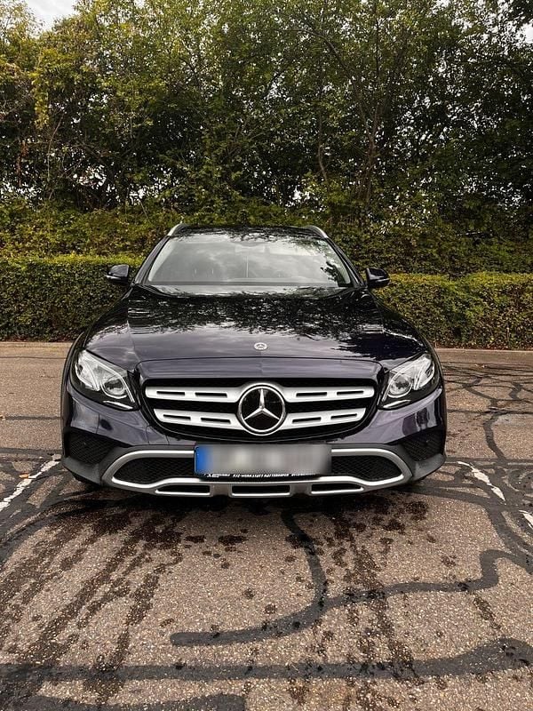 Blau Gebraucht 2018 Mercedes E220 Kombi | 17.999 € (Etwas zu teuer) - Bild 1/4