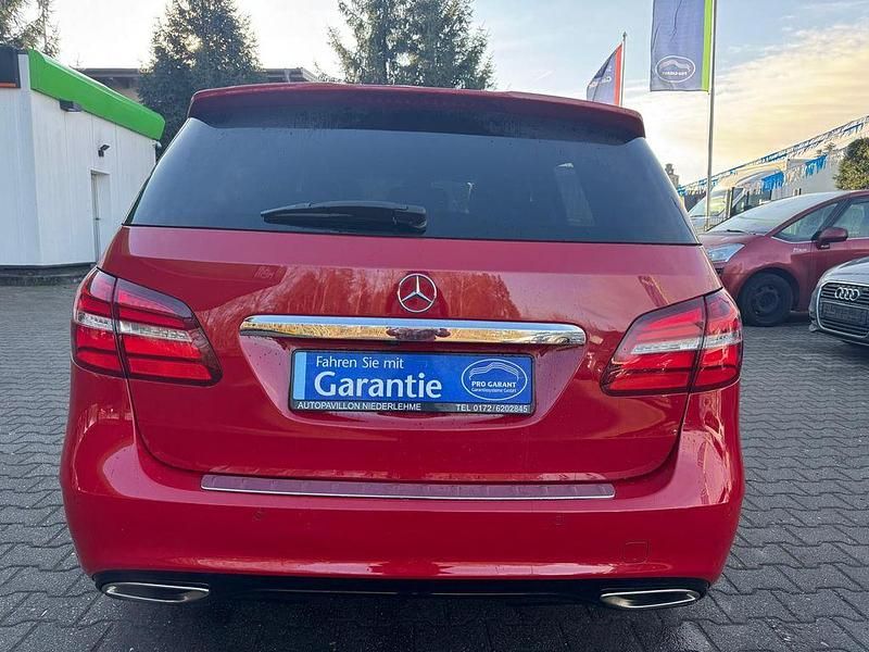 Gebraucht Mercedes B180 AMG line 122 PS (89 kW) 2015 Rot Van / Kleinbus