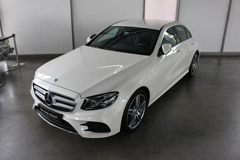 Weiß , manufaktur diamantweiß bright Gebraucht 2019 Mercedes E200 AMG Limousine | 34.890 € (Etwas zu teuer) - Bild 1/4