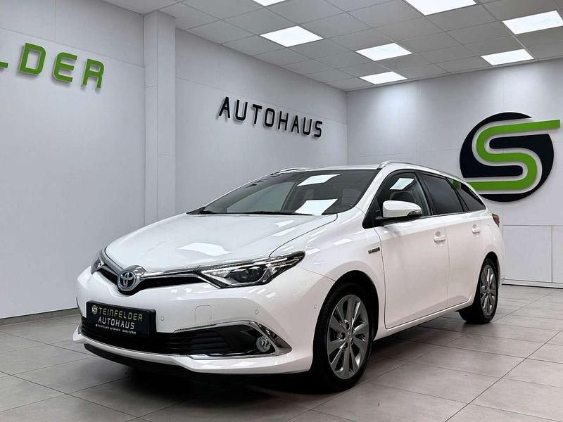 Gebraucht Toyota Auris Hybrid Executive 99 PS (72 kW) 2016 Super white 2 Kombi