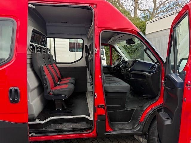 Second-hand Iveco Daily 179 CP (131 kW) 2019 Roșu Monovolum