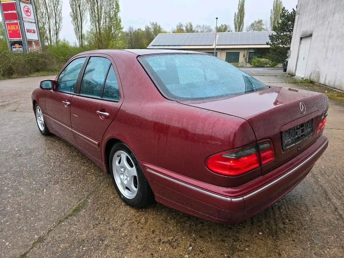 Gebraucht Mercedes E270 Avantgarde 170 PS (125 kW) 2001 Andere farben Limousine