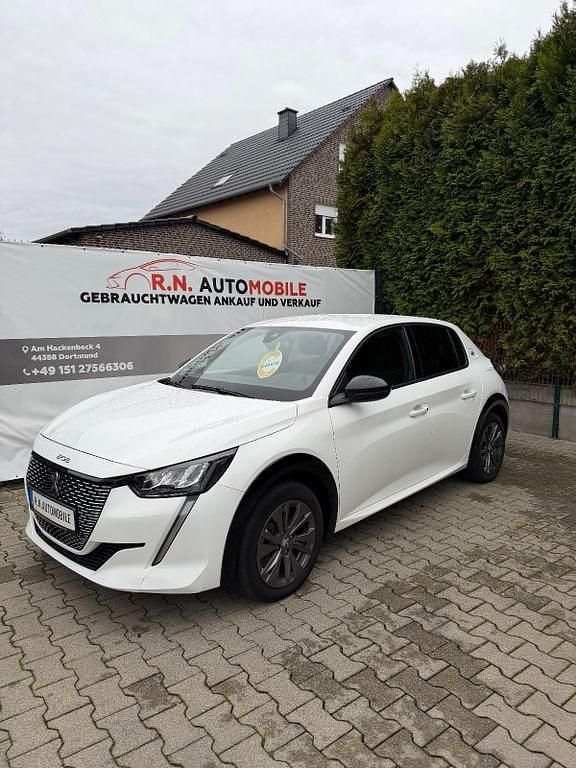 Gebraucht Peugeot e-208 Allure 100 kW (136 PS) 2024 Weiß Kleinwagen