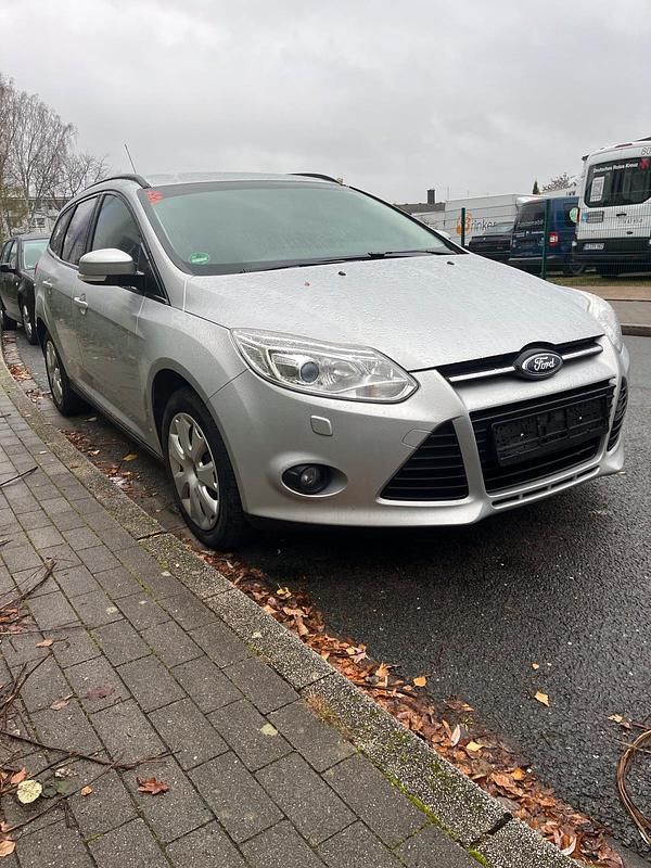 Silber Gebraucht 2012 Ford Focus Kombi | 2.499 € (Superpreis) - Bild 1/4