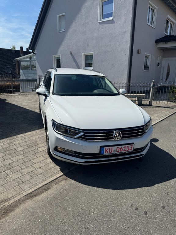 Weiß Gebraucht 2016 VW Passat Comfortline Kombi | 13.100 € (Guter Preis) - Bild 1/4