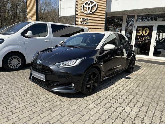 Gebraucht Toyota Yaris Hybrid Basis 116 PS (85 kW) 2022 Mysticschwarz mica / dach weiss Limousine