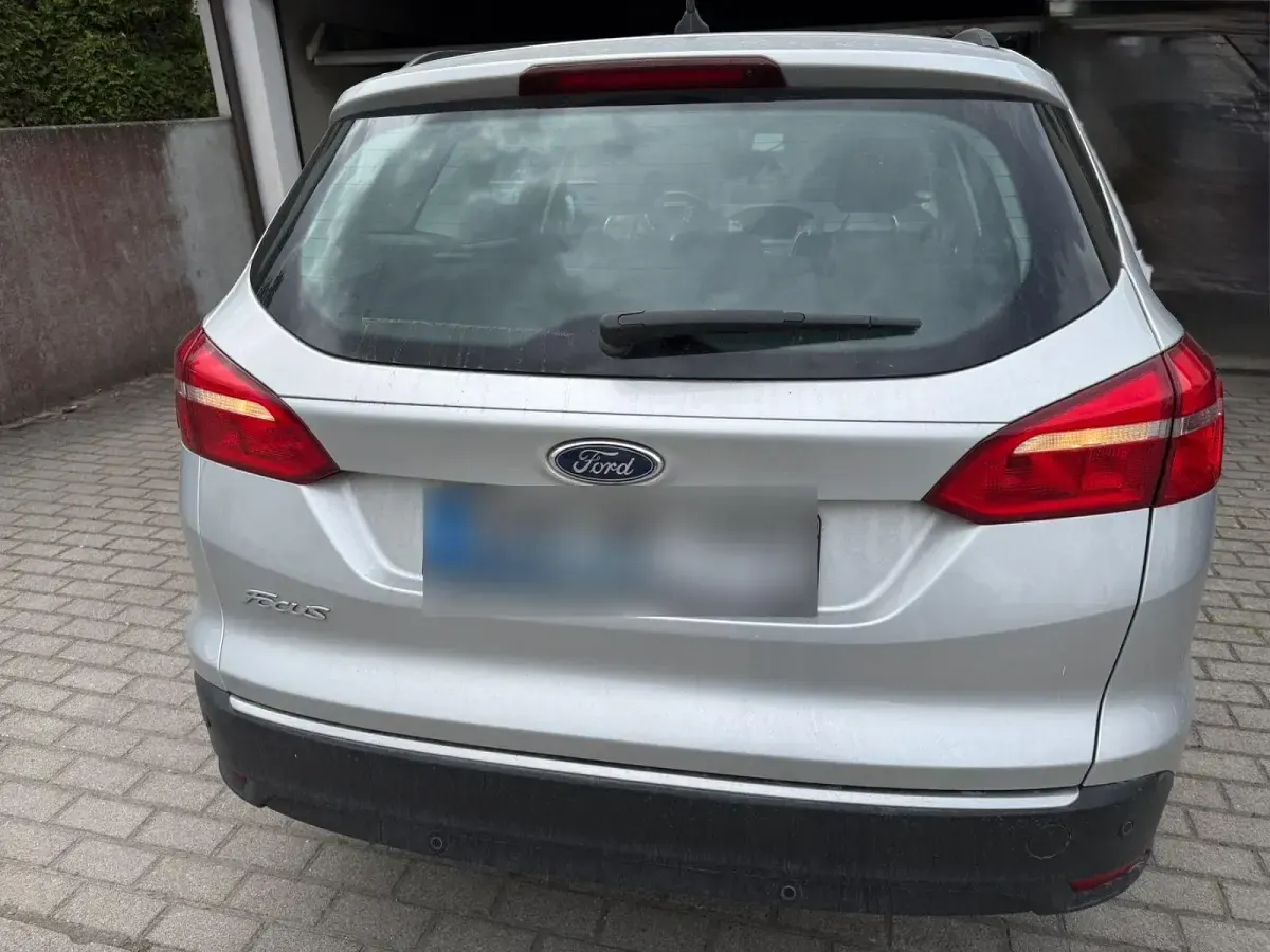 Usado Ford Focus Trend 120 CV (88 kW) 2017 Plateado Berlina