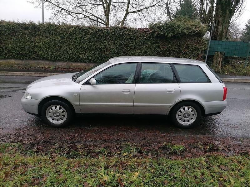 Gebraucht Audi A4 Ambiente 102 PS (75 kW) 2000 Silber Kombi