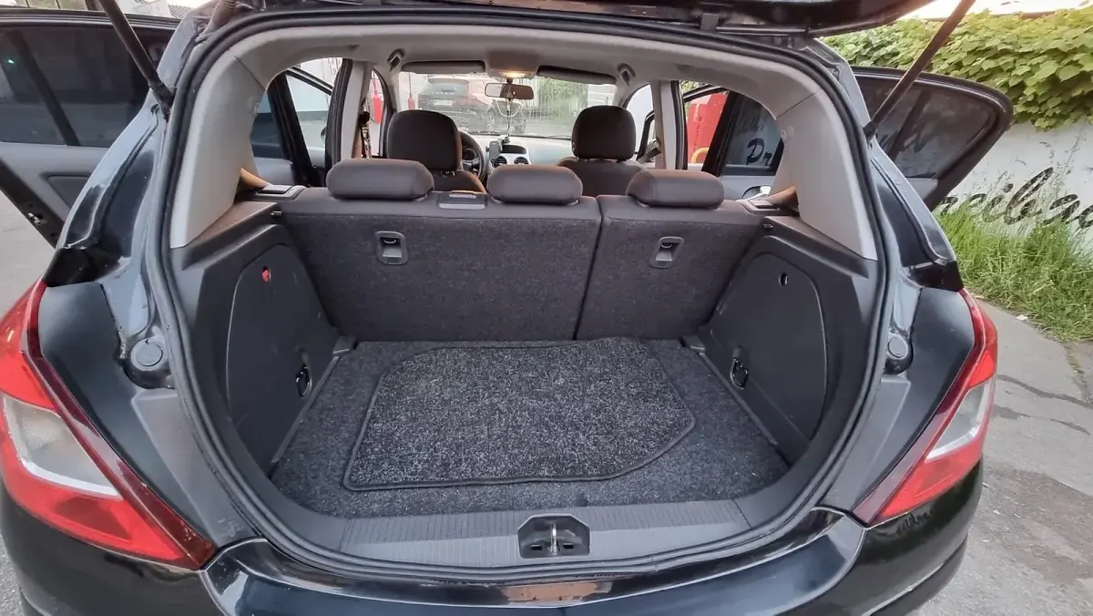 Używany Opel Corsa 90 KM (66 kW) 2010 Czarny Hatchback