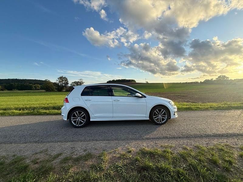 Weiß Gebraucht 2013 VW Golf VII R-line Plus Limousine | 11.990 € (Fairer Preis) - Bild 1/4