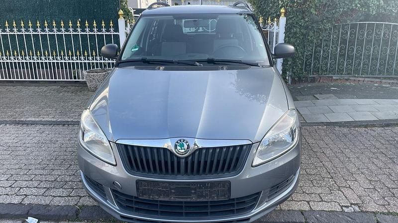 Gebraucht Skoda Fabia Ambiente 69 PS (50 kW) 2012 Grau Limousine