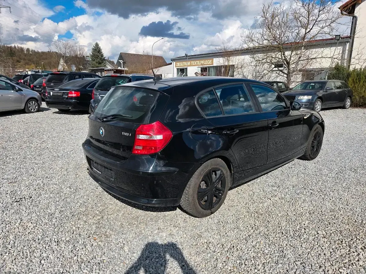 Gebraucht BMW 116 122 PS (89 kW) 2010 Schwarz Kleinwagen
