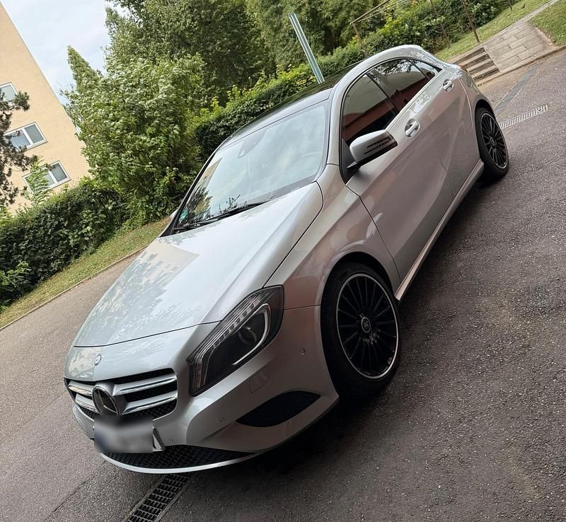 Silber Gebraucht 2013 Mercedes A180 Limousine | 8.299 € (Guter Preis) - Bild 1/4