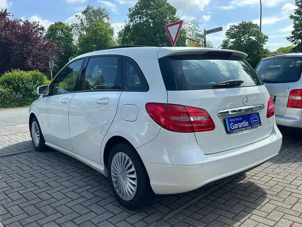 Gebraucht Mercedes B180 122 PS (89 kW) 2013 Weiß Kleinwagen