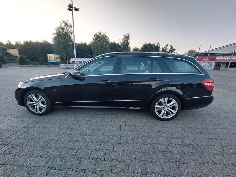 Gebraucht Mercedes E200 Elegance 184 PS (135 kW) 2010 Schwarz Kombi