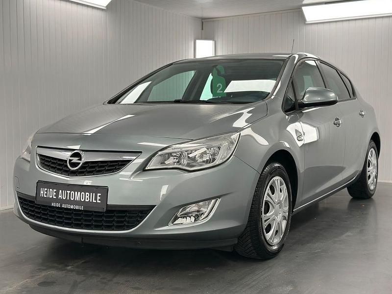 Silber Gebraucht 2011 Opel Astra Design Edition Limousine | 5.990 € (Fairer Preis) - Bild 1/4