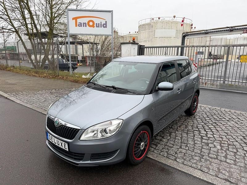 Grau Gebraucht 2013 Skoda Fabia Ambition Kleinwagen | 5.900 € (Fairer Preis) - Bild 1/4