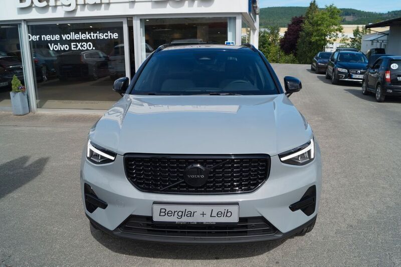 Vapour grey Neu 2025 Volvo XC40 Plus SUV | 50.290 € (Teuer) - Bild 1/4