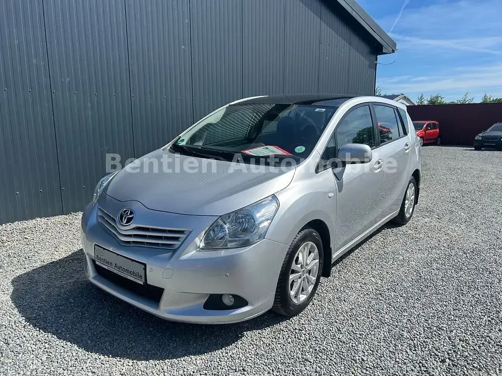 Gebraucht Toyota Verso Edition 126 PS (92 kW) 2011 Silber Van / Kleinbus