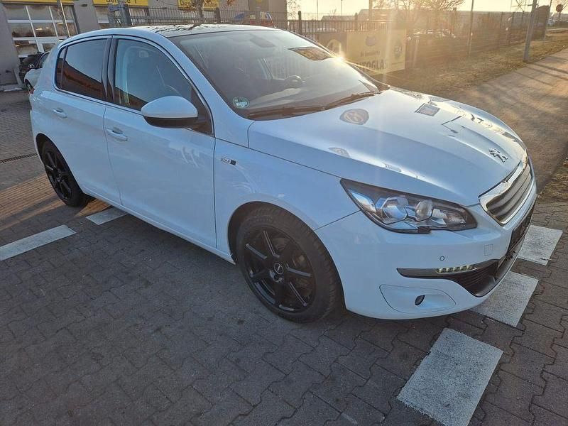 Gebraucht Peugeot 308 Style 120 PS (88 kW) 2015 Weiß Limousine