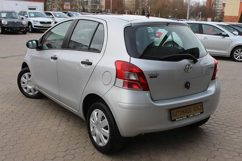 Gebraucht Toyota Yaris Cool 69 PS (50 kW) 2010 Silber Kleinwagen
