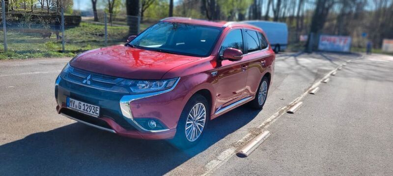 Rot Gebraucht 2016 Mitsubishi Outlander P-HEV Plus SUV | 17.900 € (Etwas zu teuer) - Bild 1/4