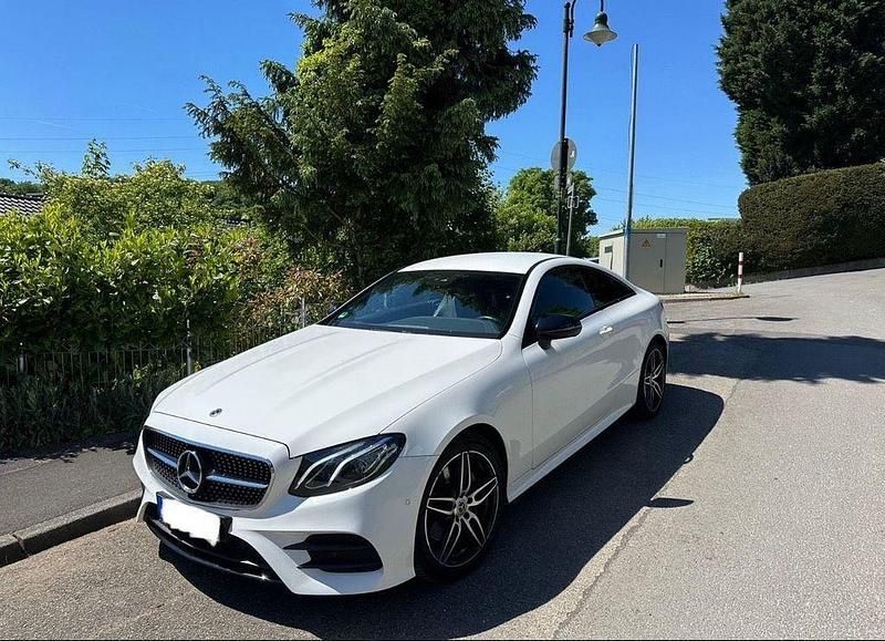 Weiß Gebraucht 2020 Mercedes E200 AMG Coupé | 33.100 € (Guter Preis) - Bild 1/4