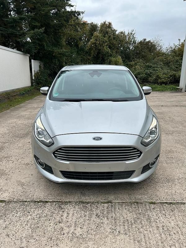 Silber Gebraucht 2016 Ford S-MAX S Van / Kleinbus | 8.900 € (Superpreis) - Bild 1/4