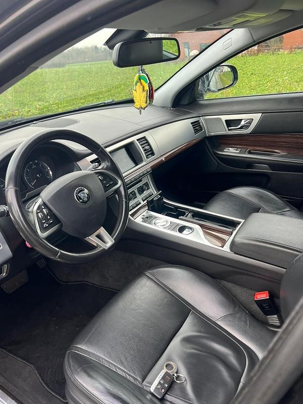Blau Gebraucht 2014 Jaguar XF Kombi | 5.999 € (Guter Preis) - Bild 1/4