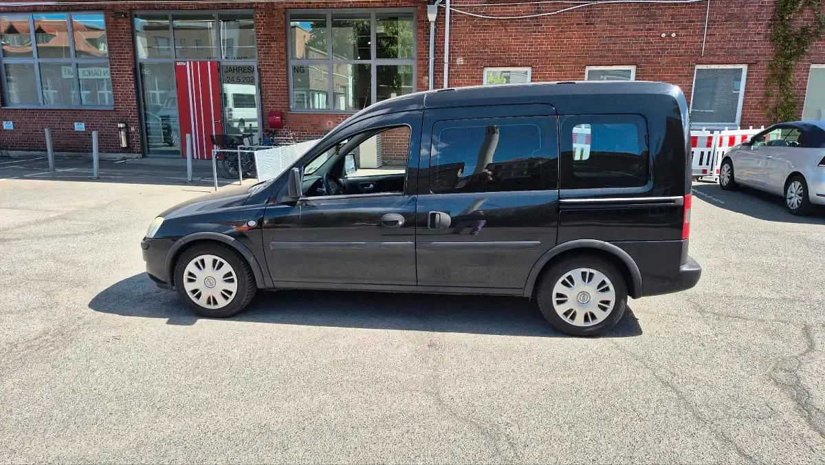 Używany Opel Combo 100 KM (73 kW) 2005 Czarny Minivan
