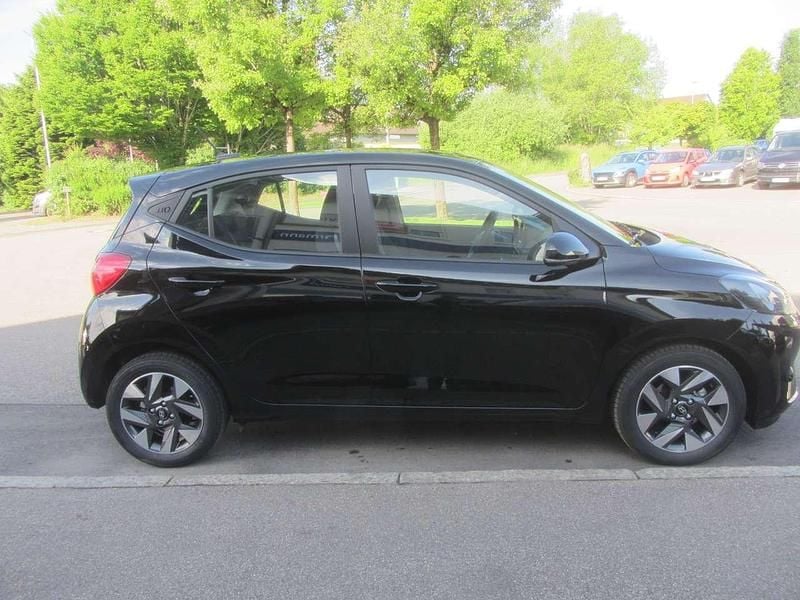 Gebraucht Hyundai i10 Trend 79 PS (58 kW) 2024 Phantom black / met Kleinwagen