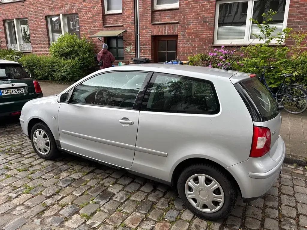 Używany VW Polo Basis 75 KM (55 kW) 2003 Srebrny Sedan/Limuzyna