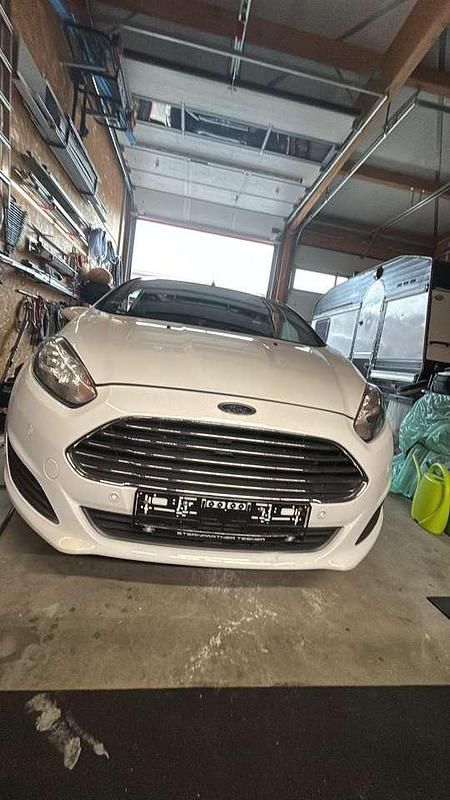 Weiß Gebraucht 2013 Ford Fiesta Champions Edition Kleinwagen | 4.800 € (Fairer Preis) - Bild 1/4