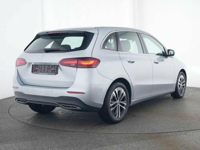 Gebraucht Mercedes 200 150 PS (110 kW) 2025 Lack hightechsilber (metallic) Limousine