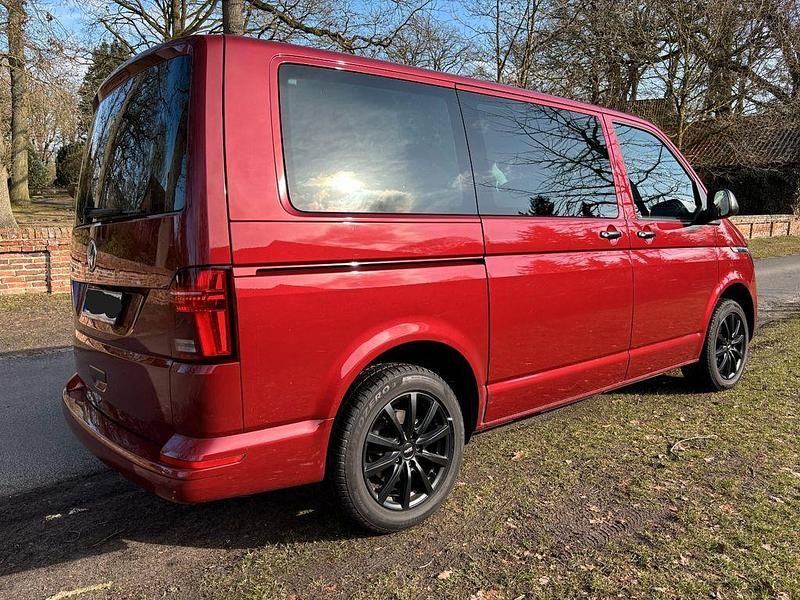 Gebraucht VW Multivan Trendline 150 PS (110 kW) 2021 Rot Van