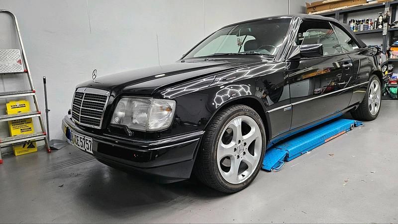 Gebraucht Mercedes E220 150 PS (110 kW) 1994 Schwarz Cabrio